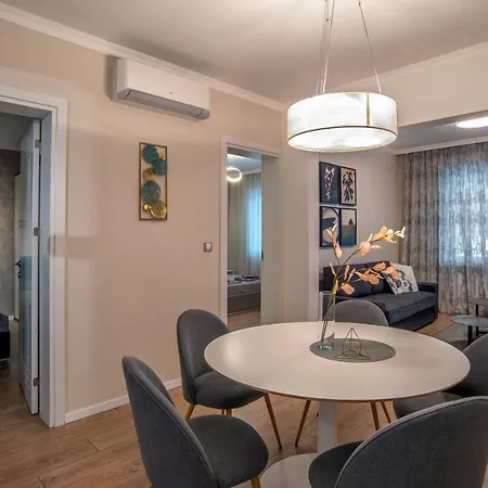 Tina's 2 Bedroom Top Central *